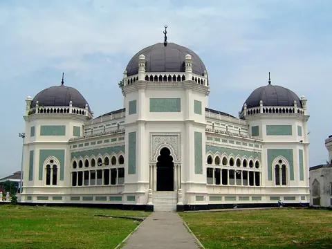 Medan, Indonesia — Great mosque in Medan cropped