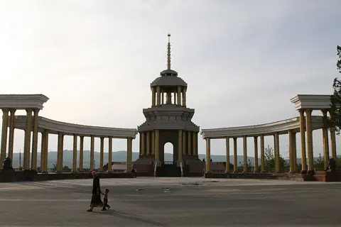 Kŭlob, Tajikistan — Kulob 2700 th Anniversary monument - panoramio