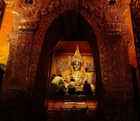 Mandalay, Myanmar — Mandalay - The worship of Buddha