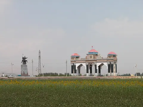Manas, Kyrgyzstan — Въезд в Джалал-Абад (Киргизия)