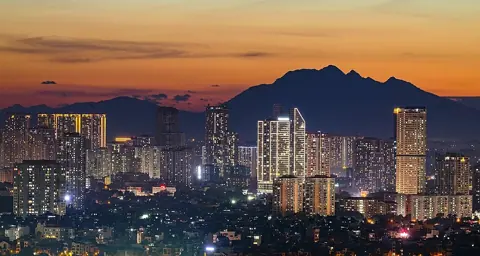 Hanoi, Vietnam — Hanoi skyline with Ba Vi Mountain