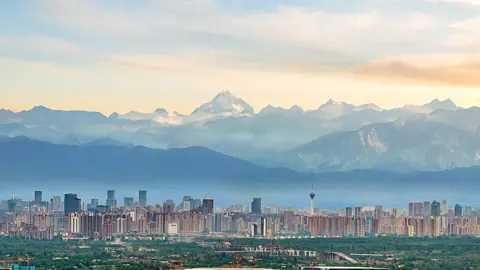 Chengdu, China — 雪山下的成都市天际线 Chengdu skyline with snow capped mountains