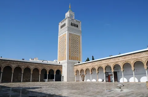 Tunis, Tunisia — Minaret et patio de la mosquée Zitouna au centre de la Médina de Tunis