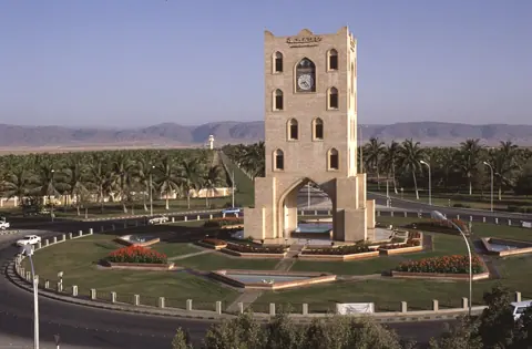 Şalālah, Oman — Dunst Oman scan0322 - Burj al Nahda