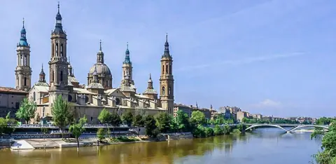 Zaragoza, Spain — Zaragoza - Basílica del Pilar y río Ebro