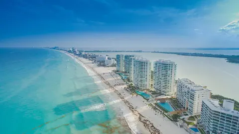 Cancún, Mexico — Cancun Strand Luftbild (22143397586)