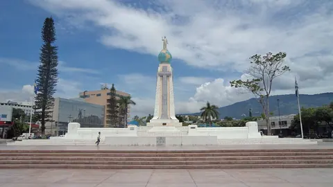 San Salvador, El Salvador — Monumento al Salvador del Mundo 1