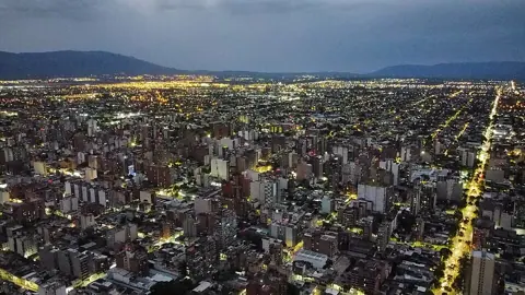 San Miguel de Tucumán, Argentina — Tucuman San Miguel ciudad capital vista de noche contexto srl revista gonzaloluciani