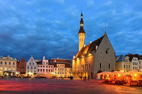 Tallinn, Estonia — Raekoja plats at night