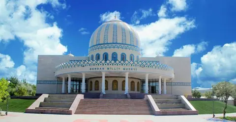 Nukus, Uzbekistan — Berdaq atındaǵı Qaraqalpaq ádebiyatı tariyxı mámleketlik muzeyi