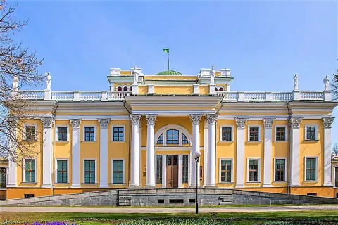 Homyel', Belarus — Палацава-паркавы комплекс ў Гомелі. Фасад палаца