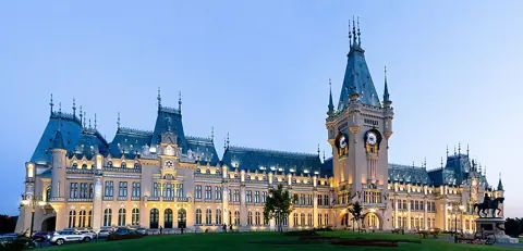 Iaşi, Romania — Palatul Culturii Iași - seara din lateral (cropped)