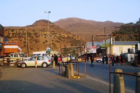Mohale's Hoek, Lesotho — Mohales Hoek, Lesotho - panoramio